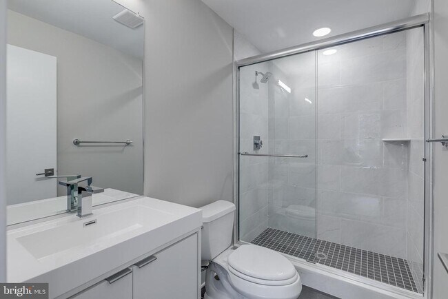 Building Photo - 1952 Bryn Mawr Ave