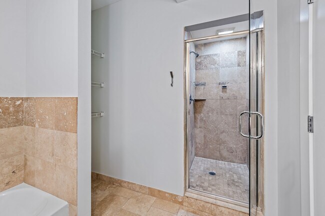 Building Photo - 1 Bedroom - Logan Square Available ASAP!