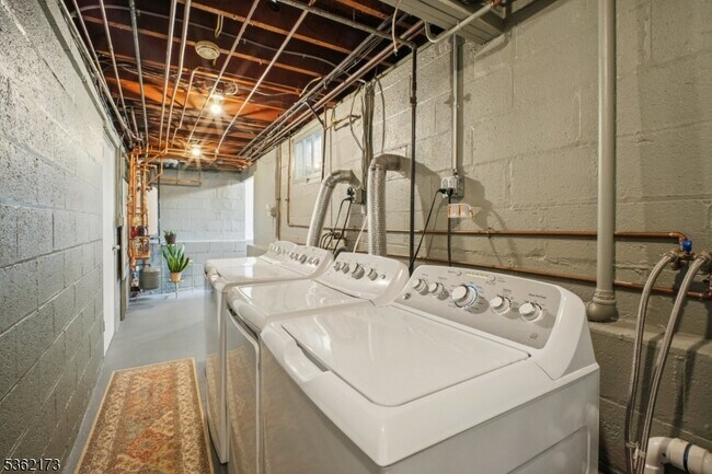 Building Photo - 862 Dewey St