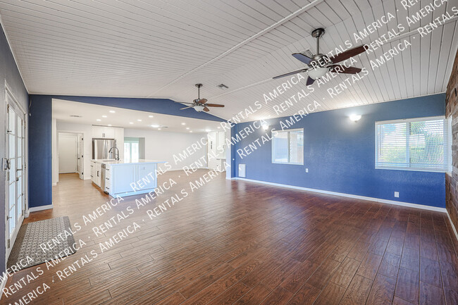 Building Photo - 1360 W Esplanade St