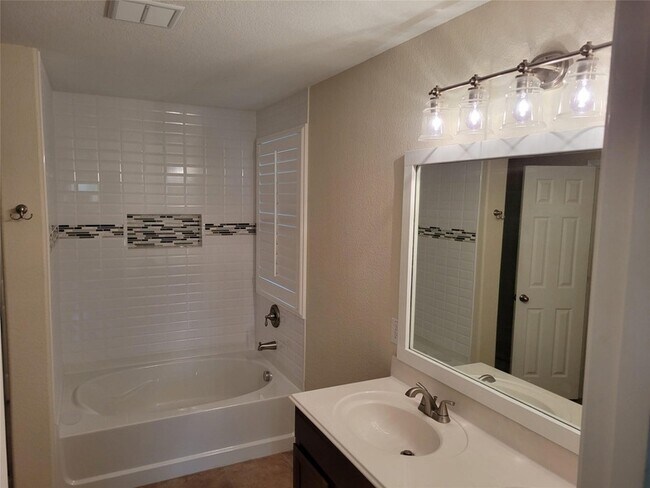 Building Photo - 1001 English Ivy Dr