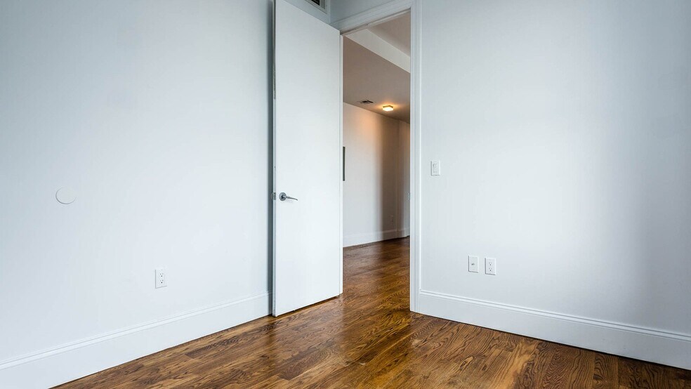 Building Photo - 16-25-25 Putnam Ave