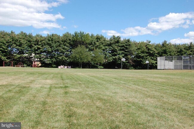 Building Photo - 131 Red Haven Dr