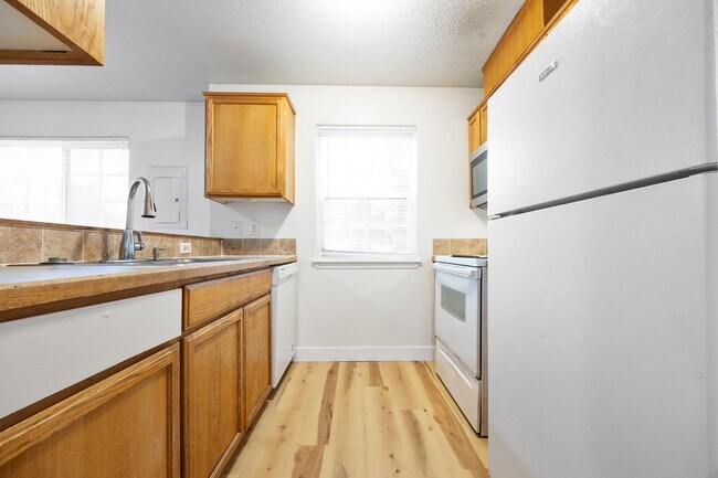 Building Photo - 1 Bed / 1 Bath Apartment – Updated Flooring – Convenient NE Portland Location
