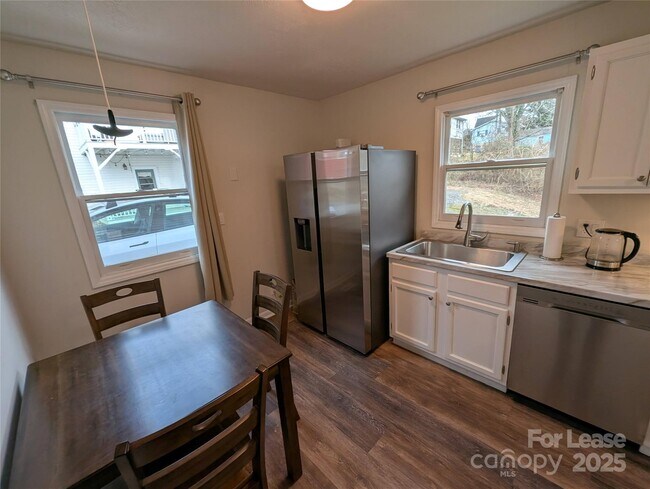 Building Photo - 25.5 Woodrow Ave