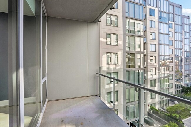 Building Photo - 9 Ave at Port Imperial