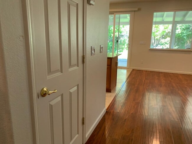Building Photo - Spacious 4 bedroom 2.5 Bathroom Gold River...