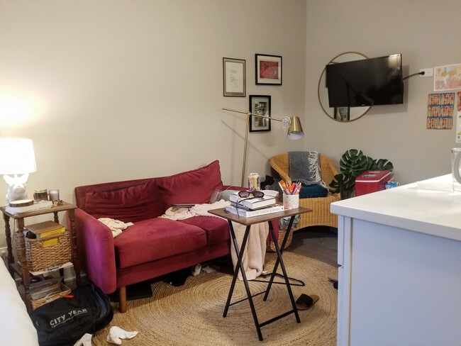 Building Photo - 1409 W Diversey Pkwy