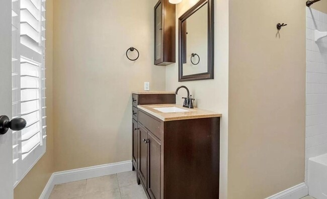 Building Photo - Lovely 2 Bedroom / 2 Bath for Rent