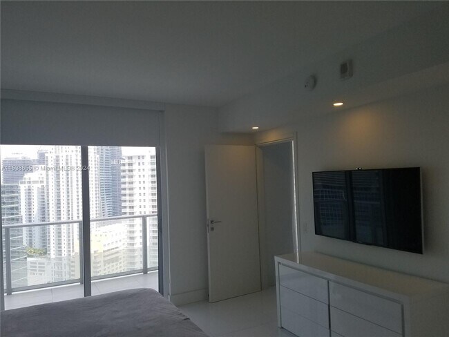 Building Photo - 1300 Brickell Bay Dr