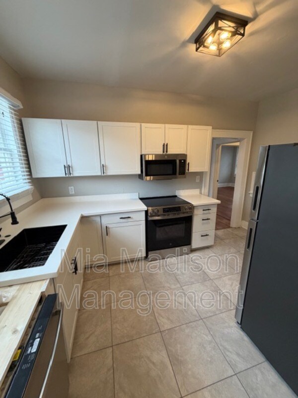 Building Photo - 801 E 39th St