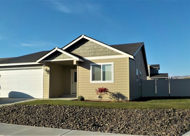 Building Photo - Newer Rambler in Mary Hill Estates!