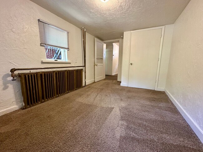 Building Photo - Super Spacious Three Bedroom on Bates Stre...
