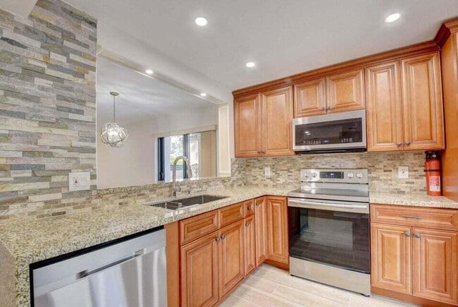 Building Photo - 400 Club Cir