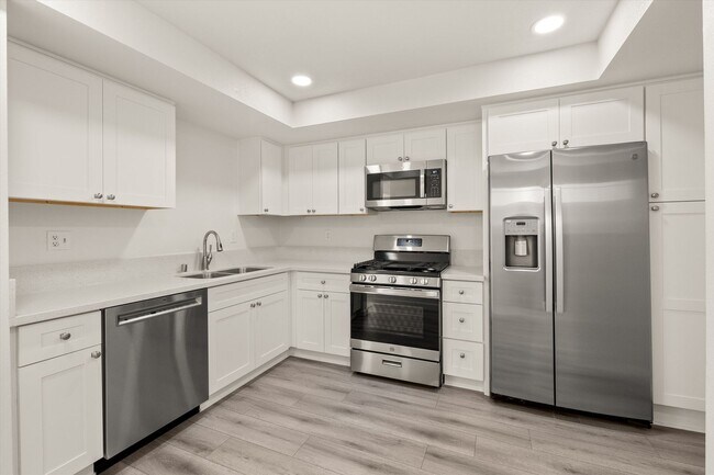 Building Photo - Large Renovated 3bed x 2.5bath Townhouse with Private Patio & 2-Car Garage