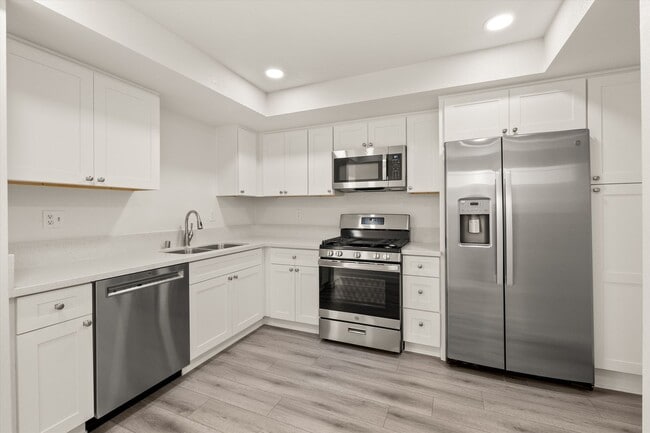 Building Photo - Renovated 2bed x 2.5bath Townhouse with Pr...