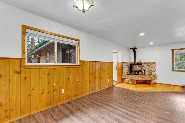 Building Photo - Mountain Lodge Home 1 Mile Away from the C...