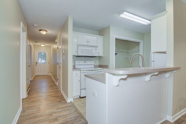 Building Photo - Townhouse w/ 1 Car Garage