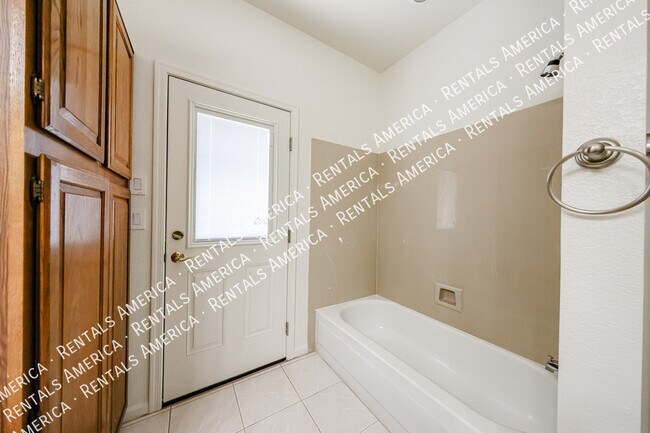 Building Photo - 4150 W Kent Dr