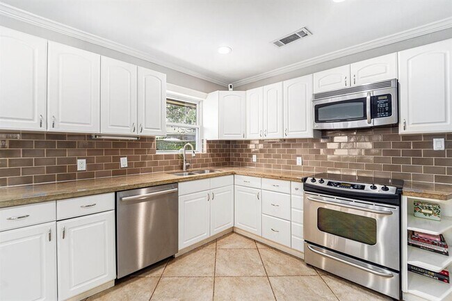 Building Photo - 2306 Cheshire Ln