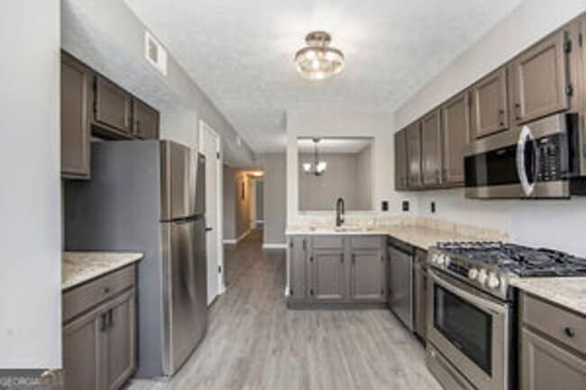 Building Photo - Like New! 2 bedroom 2 bathroom end unit co...
