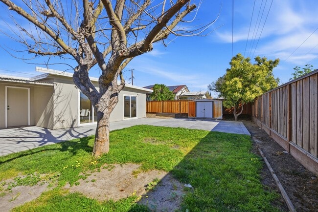 Building Photo - 4498 Ladner St