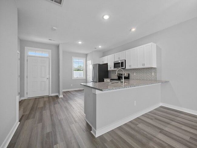 Building Photo - Large 3 story townhome near beach with com...