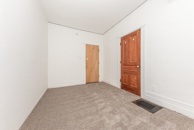 Building Photo - 808 E Ann St