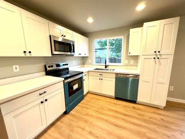 Building Photo - Modern 2BR, 1.5BA Duplex in Gig Harbor - F...