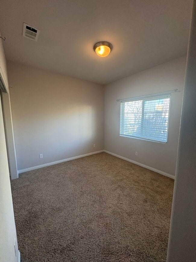 Building Photo - 824 Lawrence Dr