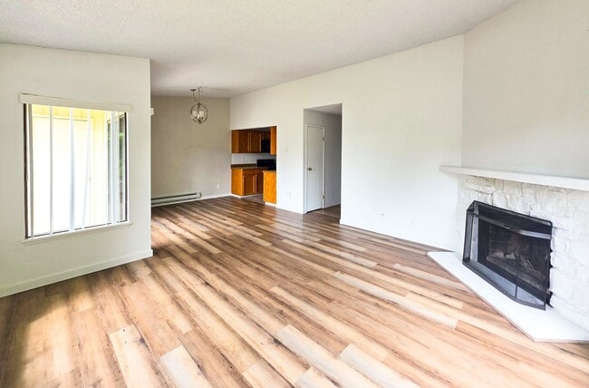 Building Photo - Charming, bright and peaceful condo close to ferries and shopping in Kingston!