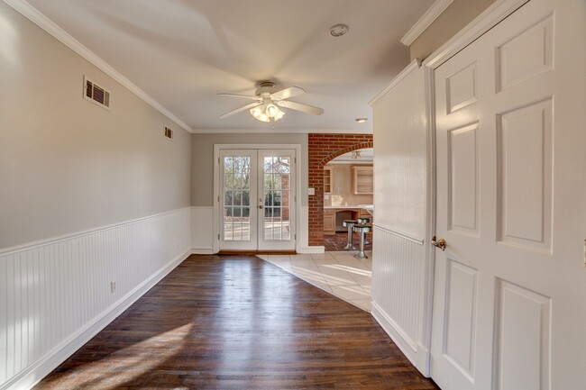 Building Photo - 4 Bed | 2 Bath in Midtown!