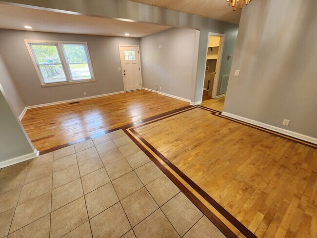 Building Photo - NEWLY REMODELED 3BR, 2BA Duplex Unit in He...