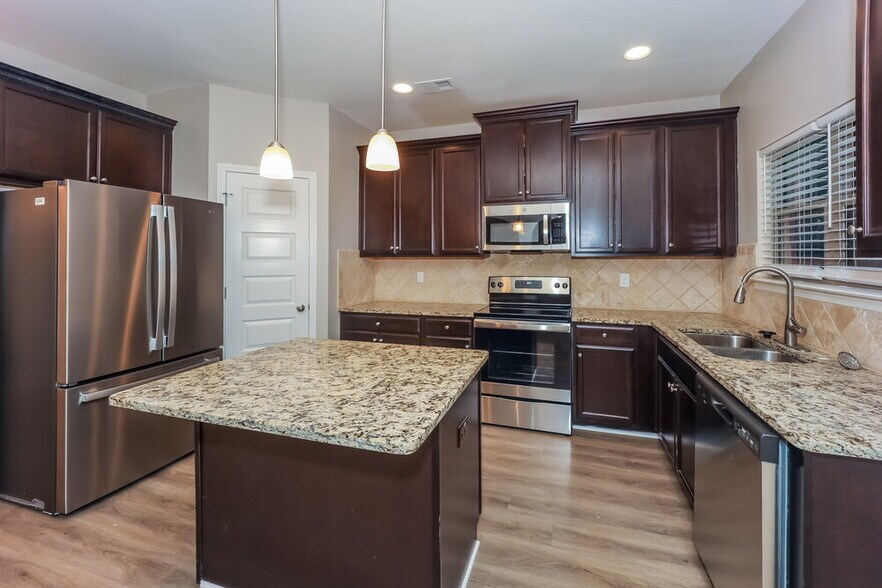 Building Photo - 6840 Diamond Dr