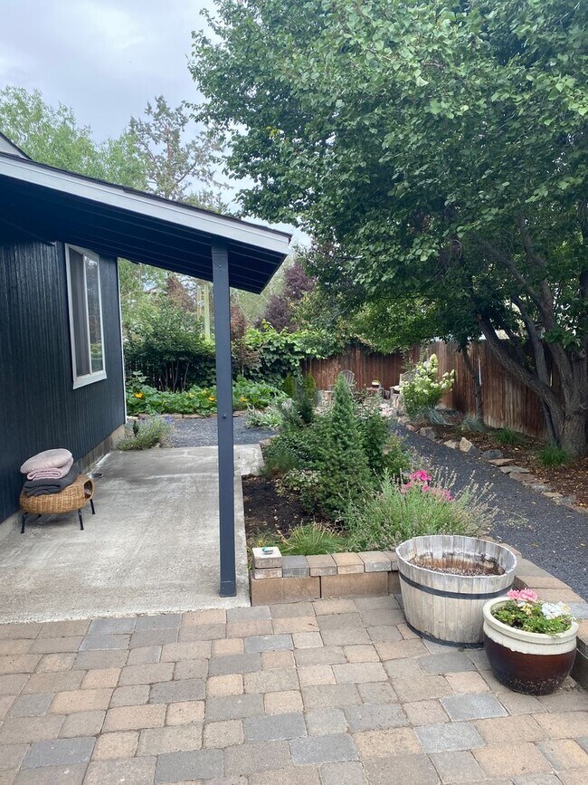 Building Photo - Single level home located in Redmond!  RV ...