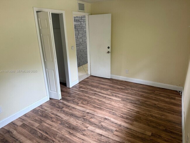 Building Photo - 332 SW 15th St