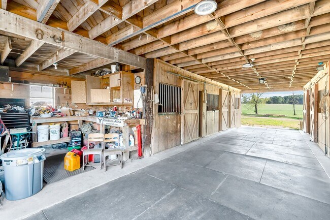 Building Photo - 3 Bedroom/2 Bathroom Equine Farm Home