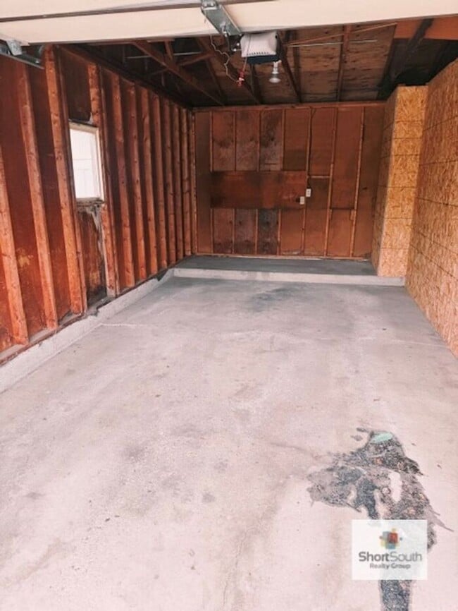 Building Photo - 2 bed 1 bath apartment with 1 stall enclos...
