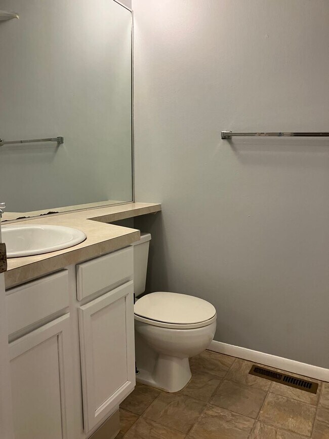 Building Photo - South Aurora Townhome in Pheasant Run