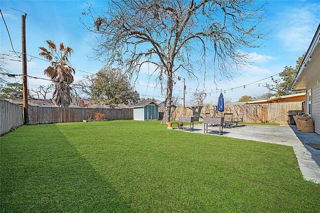 Building Photo - 2319 Roy Cir
