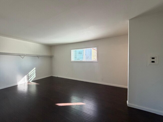 Building Photo - 3232 14th Ave