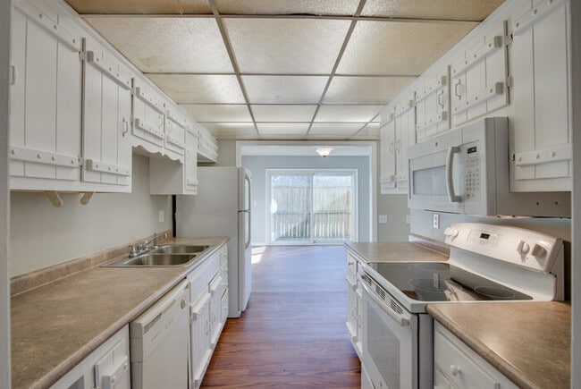 Building Photo - Amazing and spacious 3/2.5 Hermitage Townhouse with fireplace & patio!!! Pets ok!