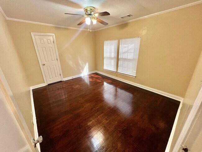 Building Photo - 502 Zennia St