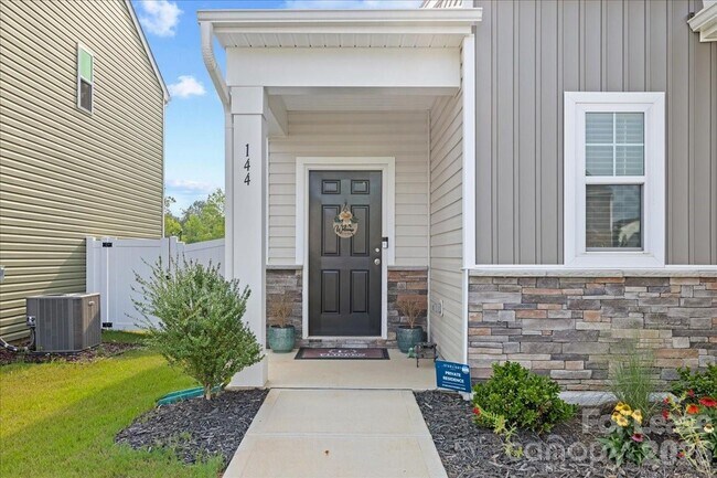 Building Photo - 144 Babbling Brk Dr