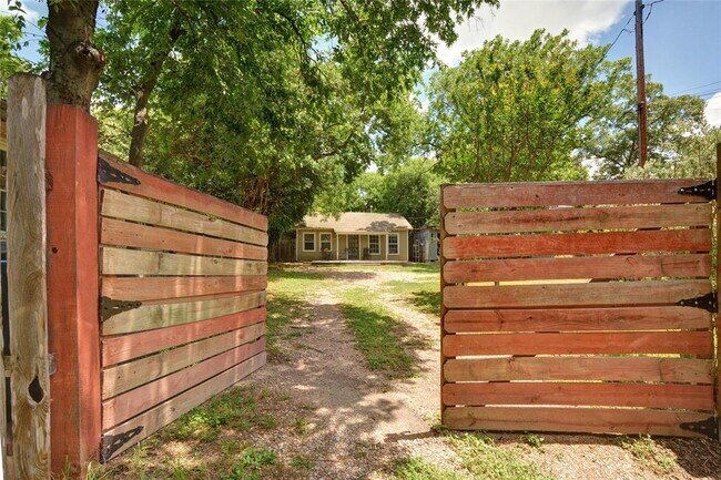 Primary Photo - 506 W St Johns Ave