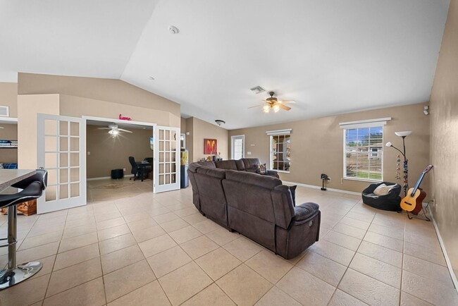 Building Photo - Beautiful 3 bedrooms 2 bathrooms single family home in Lehigh Acres