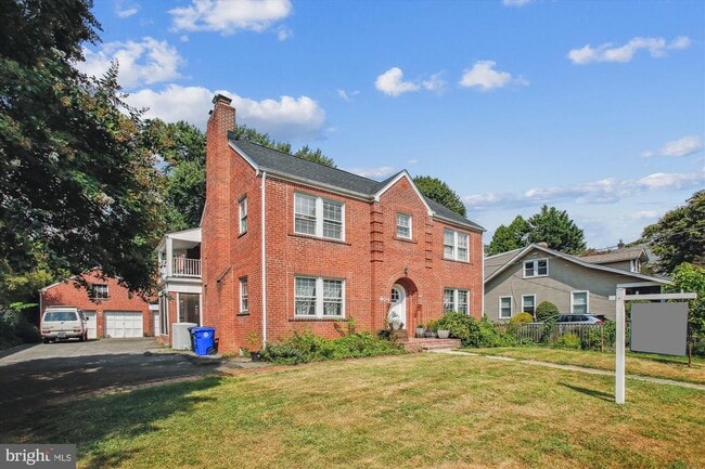 Building Photo - 904 N Ivy St