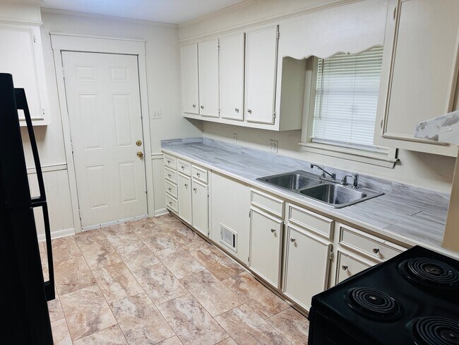 Building Photo - 3145 Woodview Dr