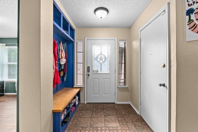 Building Photo - Texas sized home near the golf course