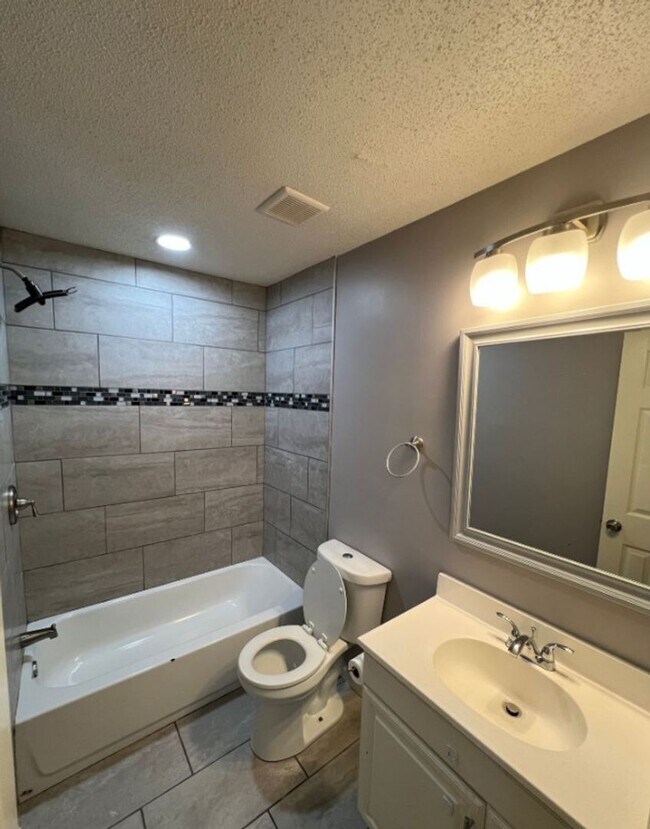 Building Photo - Sweet 3 bedroom, 1.5 bathroom duplex in In...